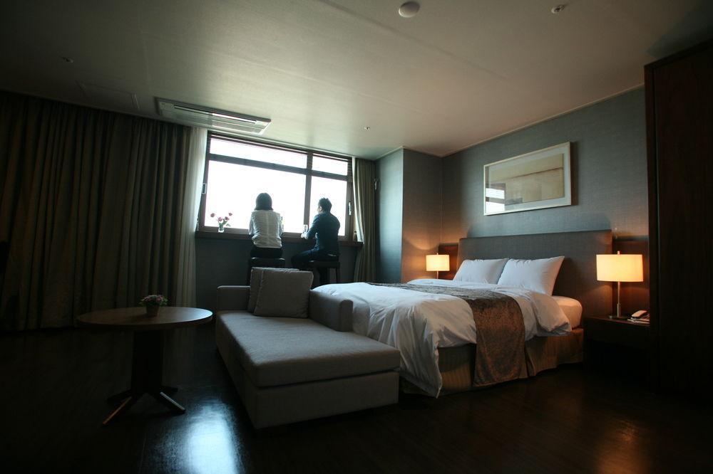 Hyunjin Tourist Hotel Donghae Bagian luar foto