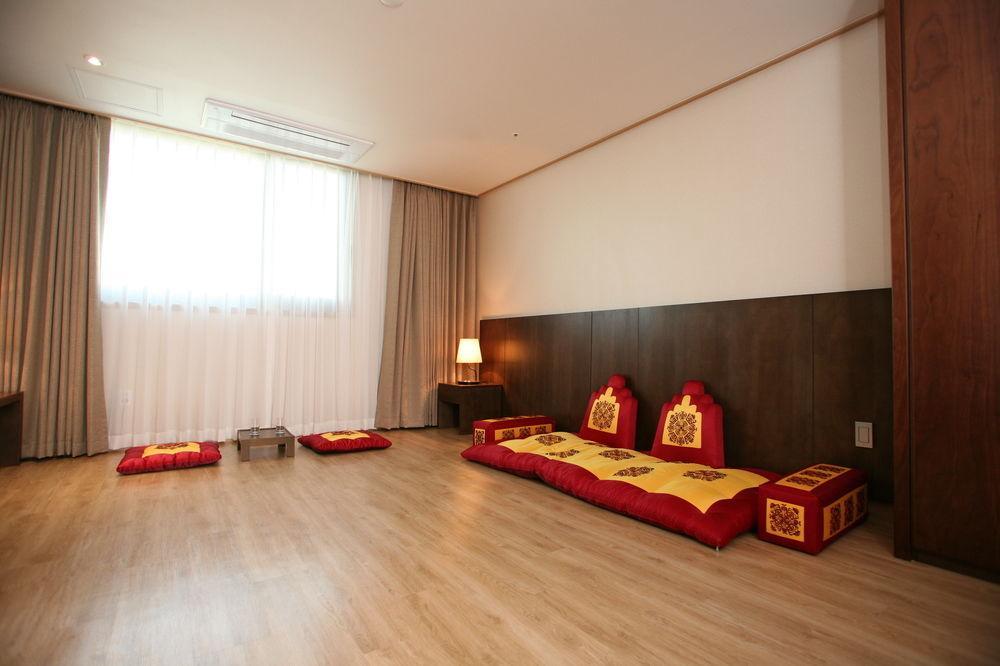 Hyunjin Tourist Hotel Donghae Bagian luar foto