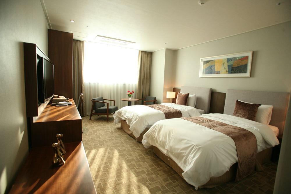 Hyunjin Tourist Hotel Donghae Bagian luar foto