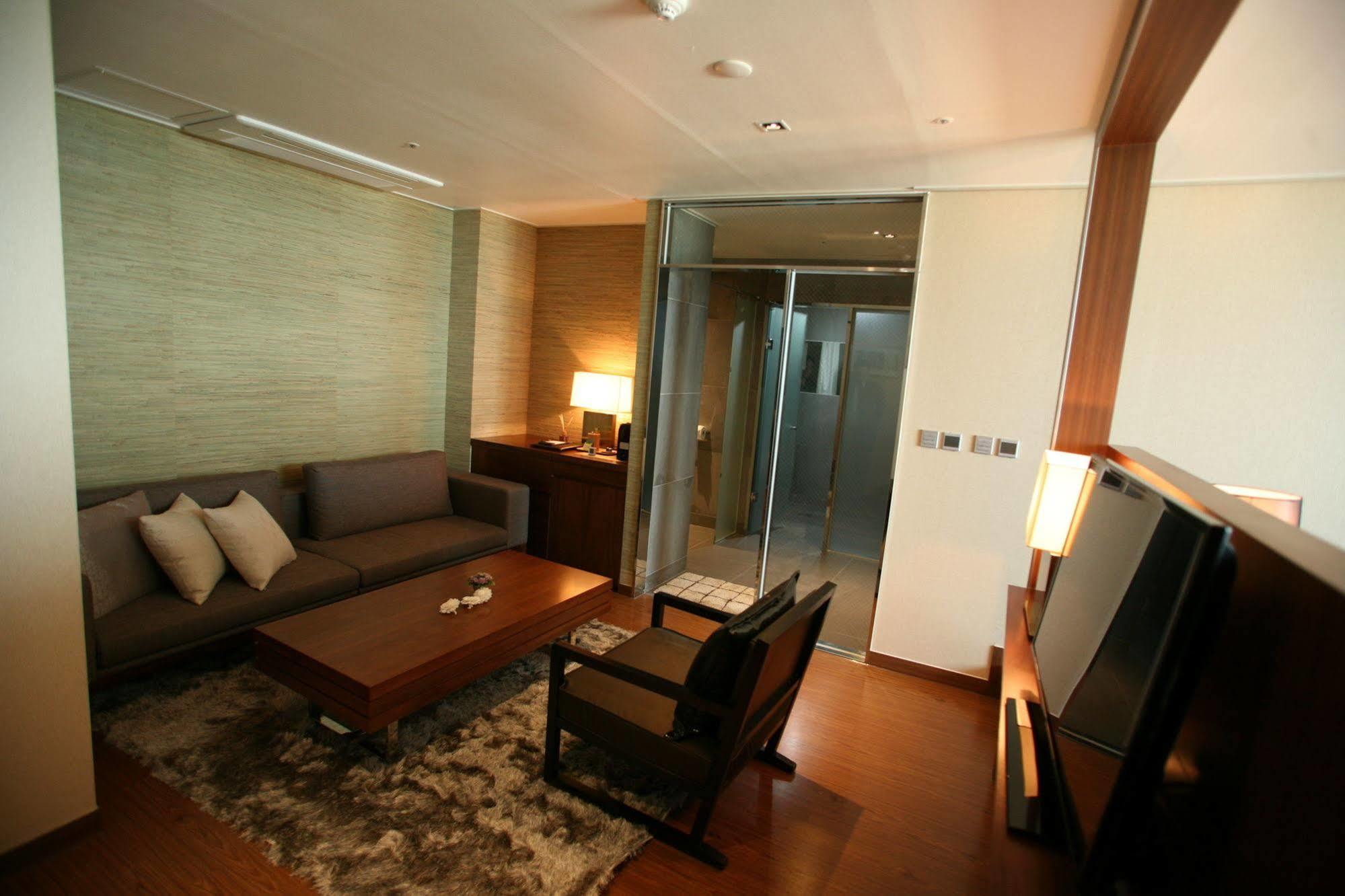 Hyunjin Tourist Hotel Donghae Bagian luar foto