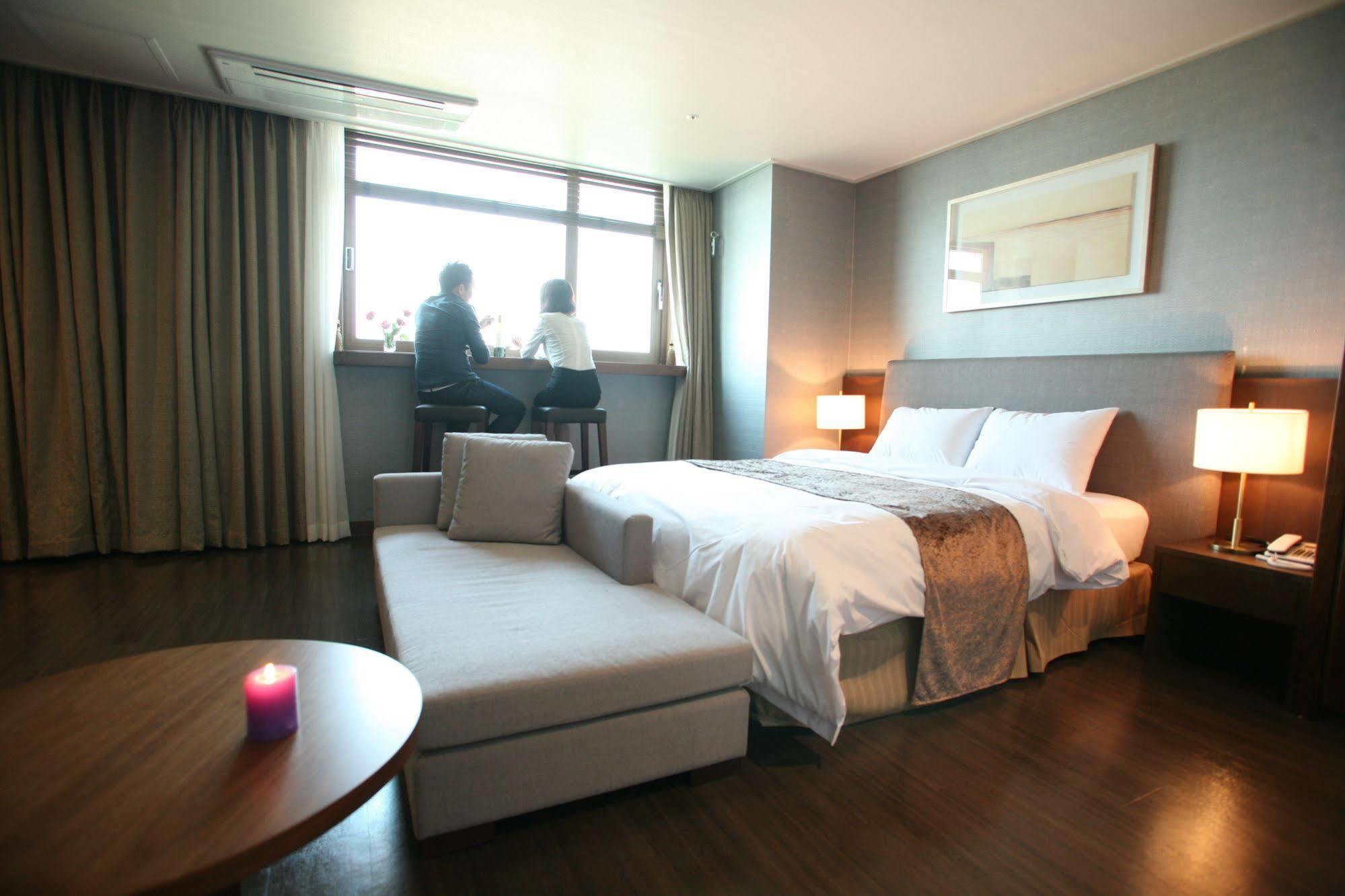 Hyunjin Tourist Hotel Donghae Bagian luar foto