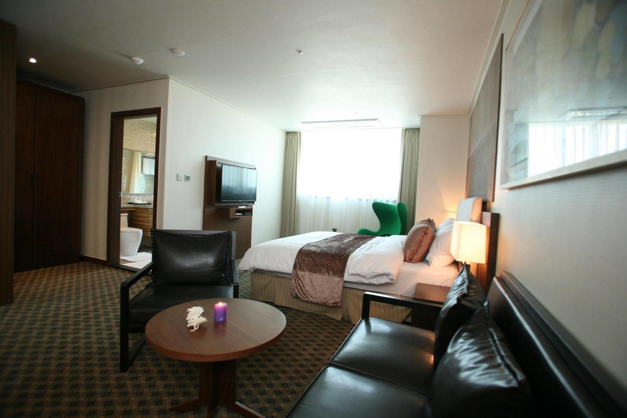Hyunjin Tourist Hotel Donghae Bagian luar foto